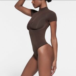 SKIMS - Style: SKIMS seamless sculpt t-shirt thong bodysuit
